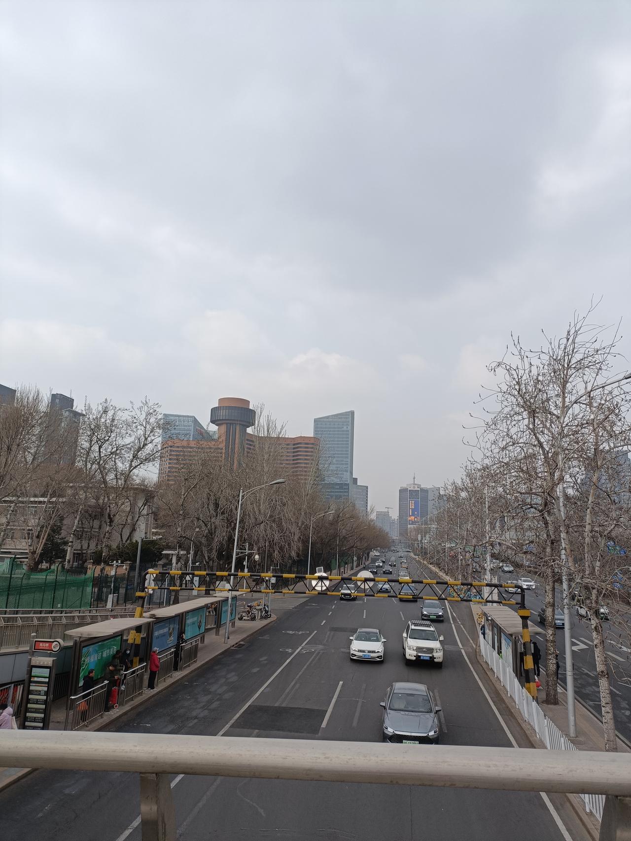 晒图笔记大赛天空阴沉沉，路上行人不多，汽车还在永无休止的跑