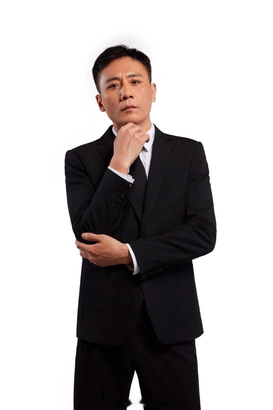 刘烨这张公式照挺帅的 下次换着用这张好不好🥺 