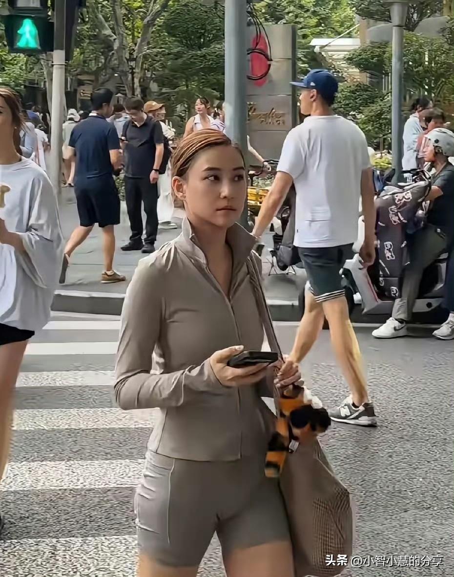 她的个子确实是属于比较娇小玲珑的那种，除了身高，整个人看起来还是颜值高，气质好，