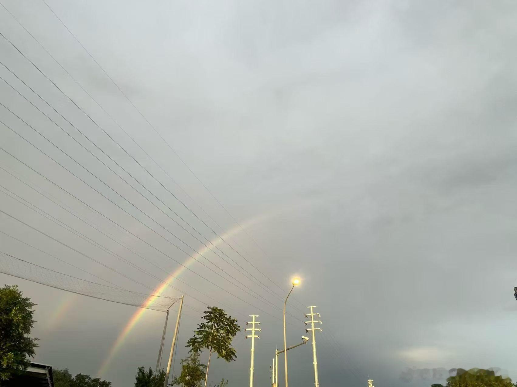 胖哥汽车频道北京大雨谢幕彩虹登场 又见彩虹~ 北京大雨