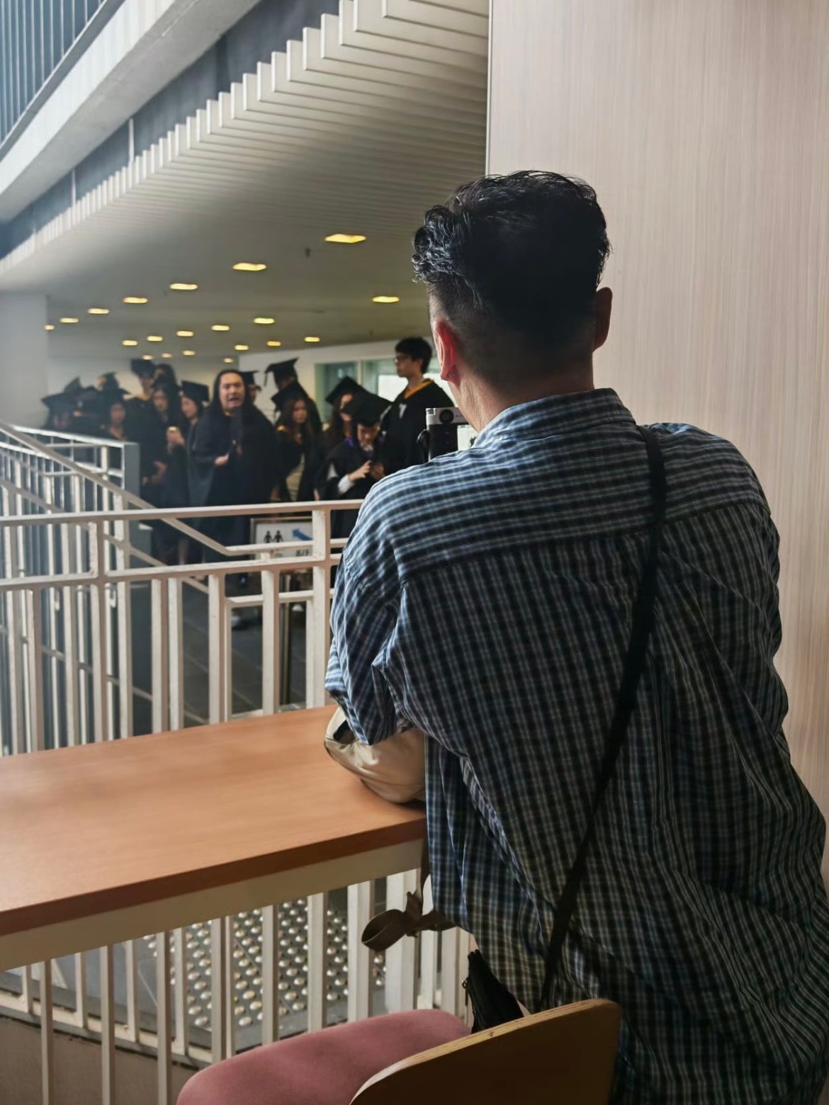 吴镇宇儿子费曼晒高中毕业照 当年可爱的小小少年如今顺利高中毕业，在分享成长的同时