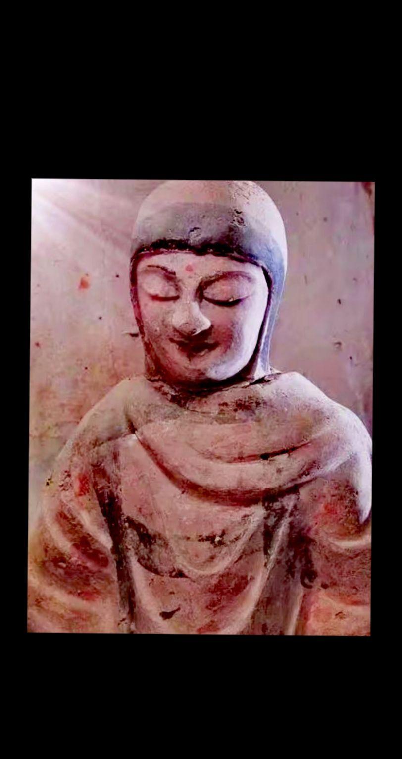 佛教美学对中国传统文化的深远影响。佛教自传入中国以来，其独特的美学理念与内涵便如春雨入土般逐渐渗透到中国传统文化的广袤大地之中，产生了极为深远且持久的影响。
在艺术领域，佛教美学的表现极为显著。就绘画而言，如东晋顾恺之的《洛神赋图》，其中人物形象的飘逸洒脱便受到佛教绘画风格的一定影响。而唐代的佛教壁画更是达到了极高的艺术水准，以敦煌莫高窟壁画为例，那细腻的线条、丰富的色彩以及生动的场景，如“飞天”形象，展现出空灵而优美的意境，让人对佛教所追求的超凡境界有了直观的感受。在雕塑艺术方面，云冈石窟、龙门石窟等大型