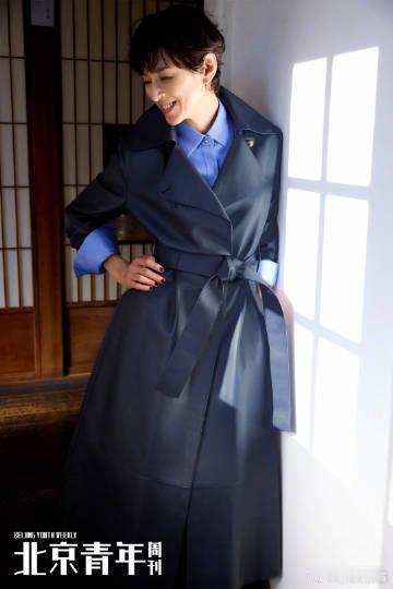 铃木保奈美岁月不败美人具象化了  舞台上的铃木保奈美，58 岁活力四射，颜值抗打