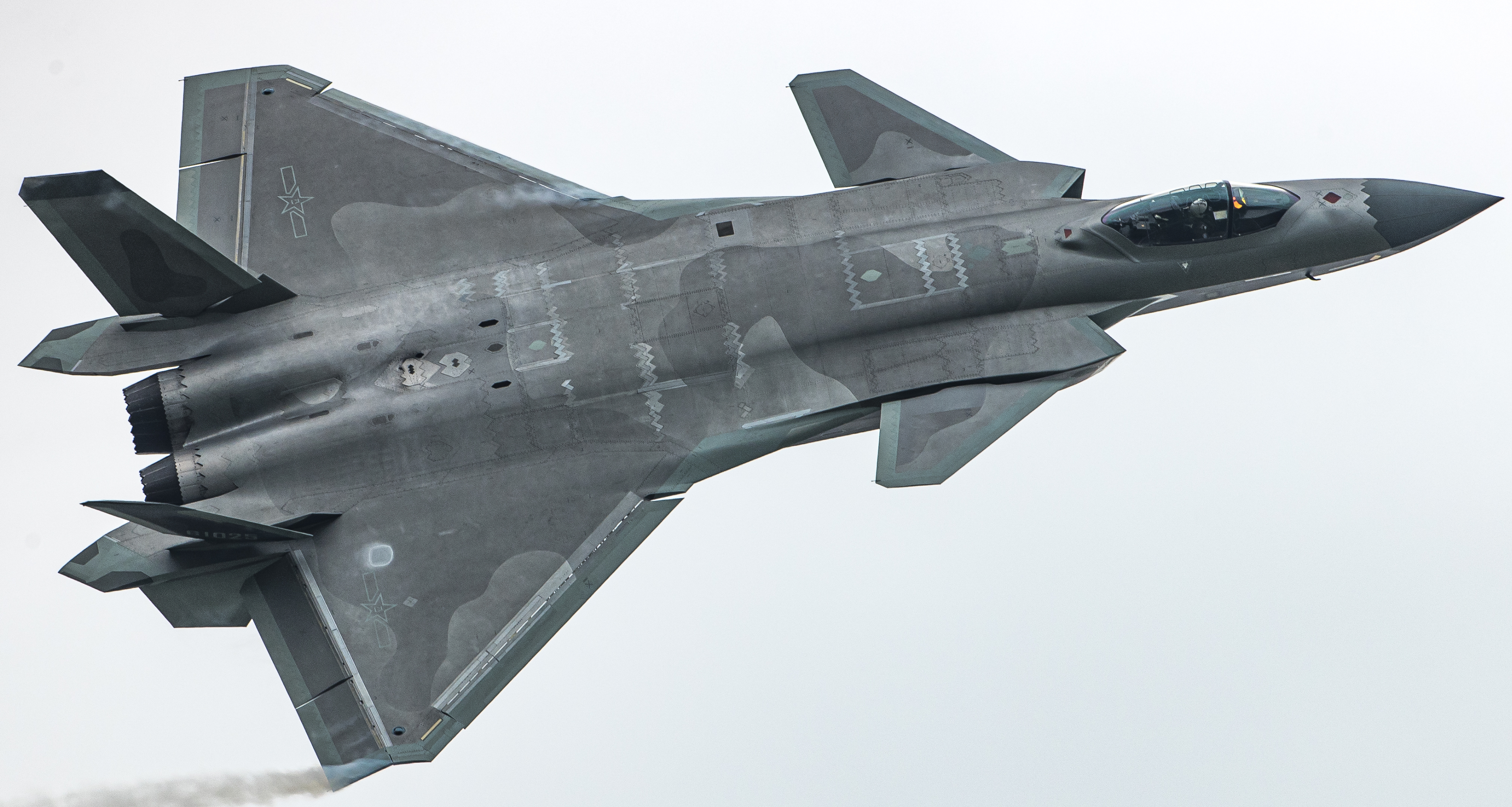 #航空新视野[超话]# 我国空军装备的歼-20隐形战斗机，不管是机背还是机腹，都