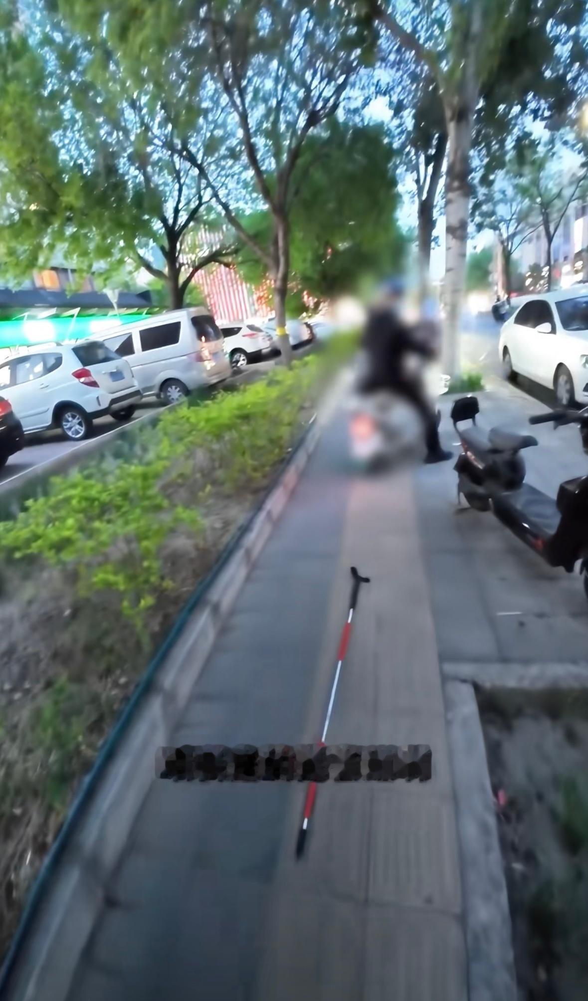 “盲人盲道被撞反被怼”竟然是剧本摆拍。抹黑北京➕浪费警力➕消费网友同情心。以后还