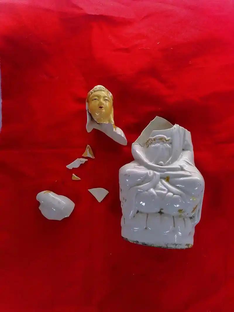 家里的小孩打碎了这个，掉地上以后碎的不能再碎了，该怎么办呢？上个星期周六，6岁的