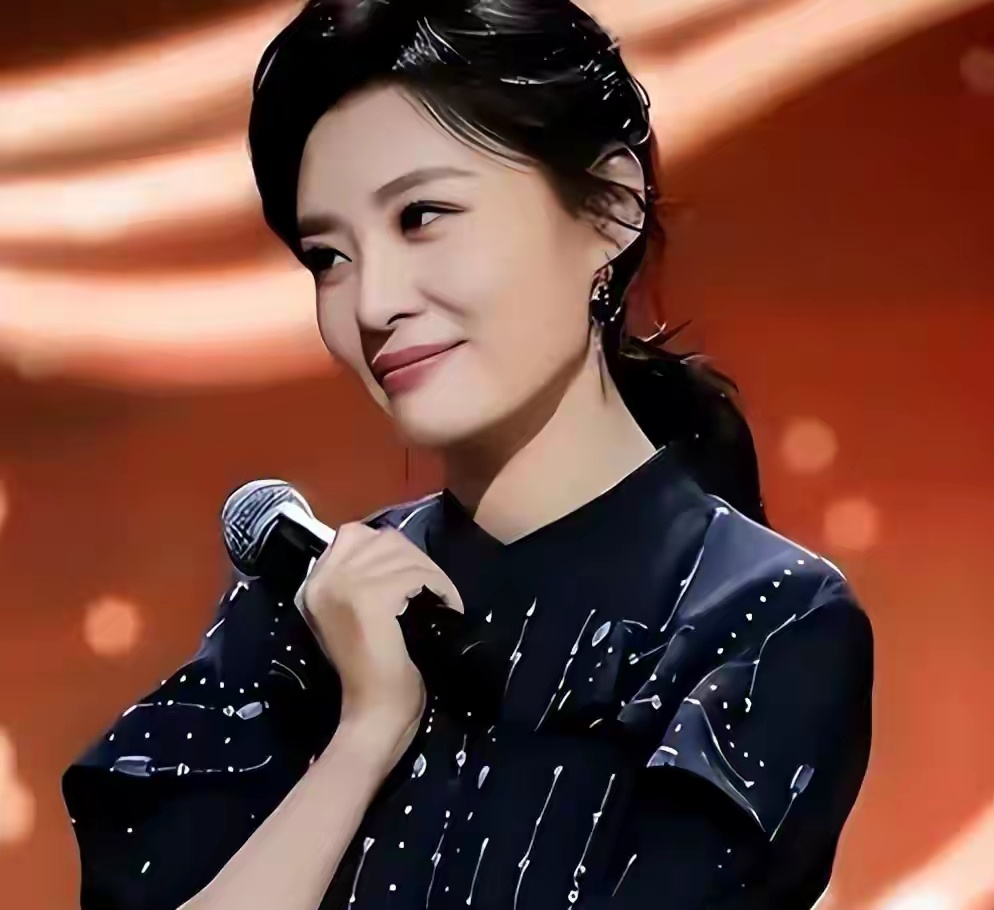 曾经的央视美女主持，与同行离婚后嫁入豪门，如今竟转型出演短剧，人生轨迹太让人意外