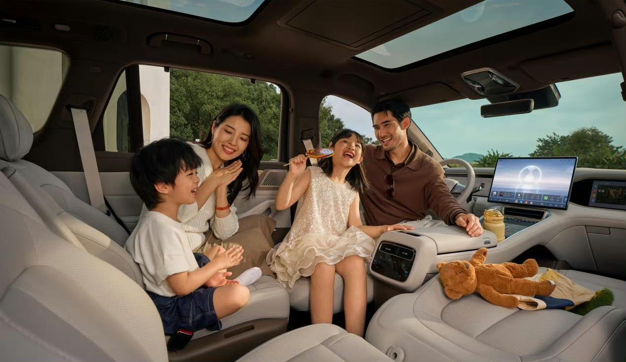 当一款车能让全家人同时感到动心、舒心、省心、安心、暖心时，它就不只是交通工具，而