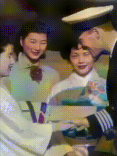 二战后，日本把女人打包送到美军基地，以此来讨好美国大兵，视频中几个日本人抬着一副