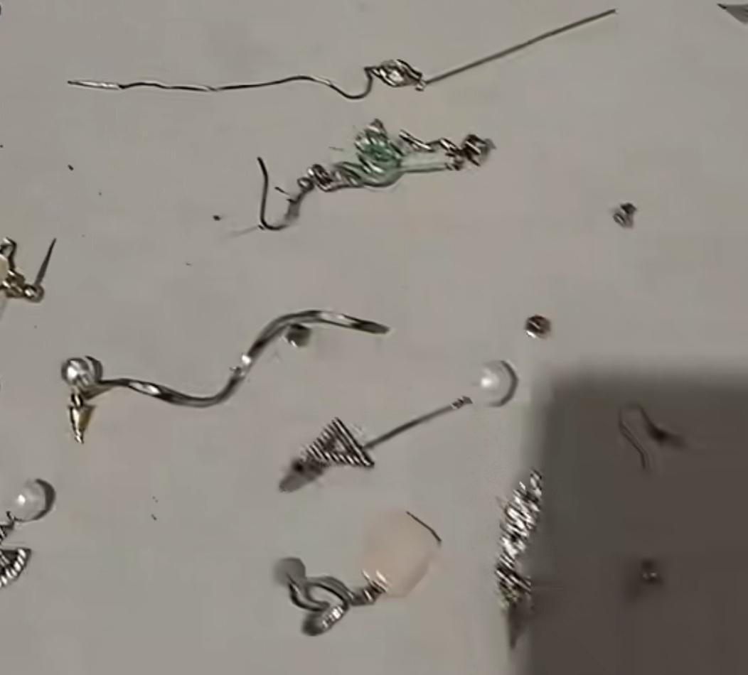 男子拍下妻子满地的首饰
摆了一地都摆不下
男子说：大家觉得这样的媳妇能要吗？太败