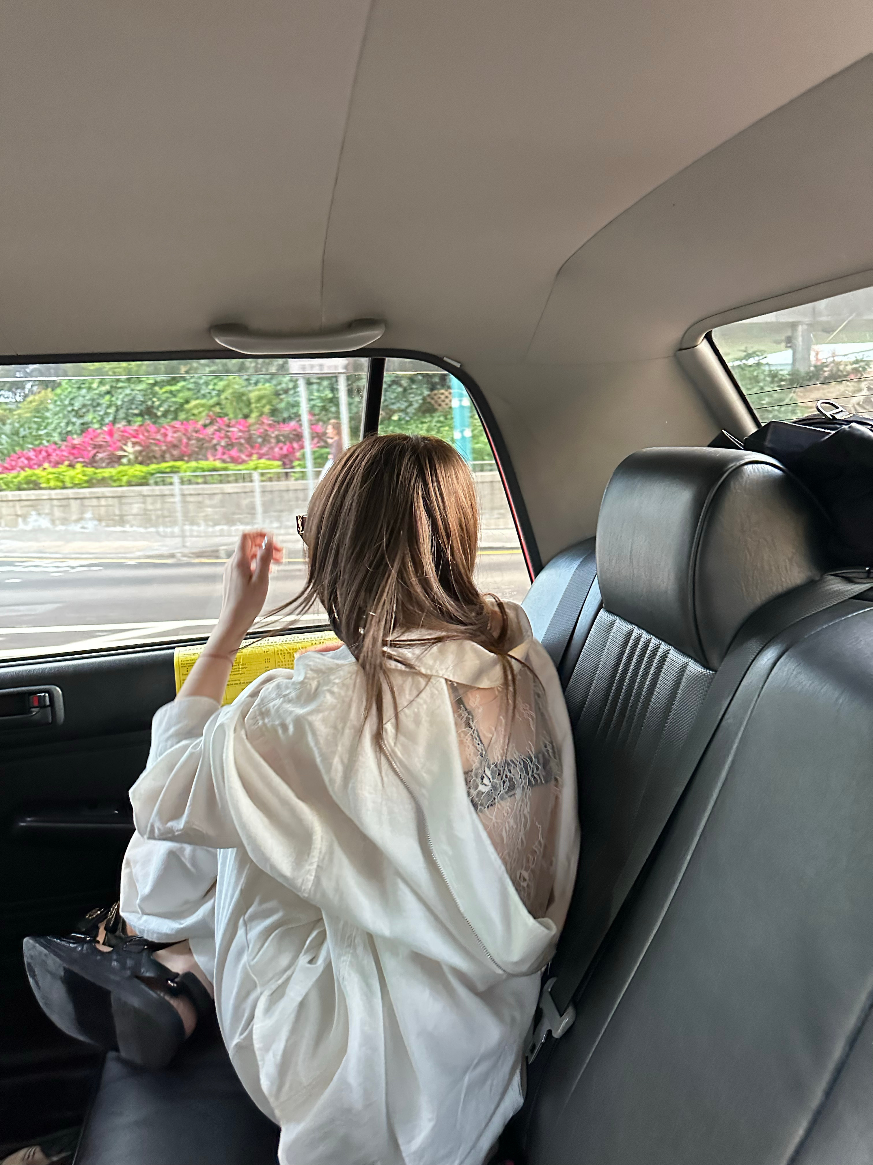 2025心愿清单达成1/10 在沙滩上穿着泳衣搭仔裤 甚至有在沙滩上打滚 手拉手