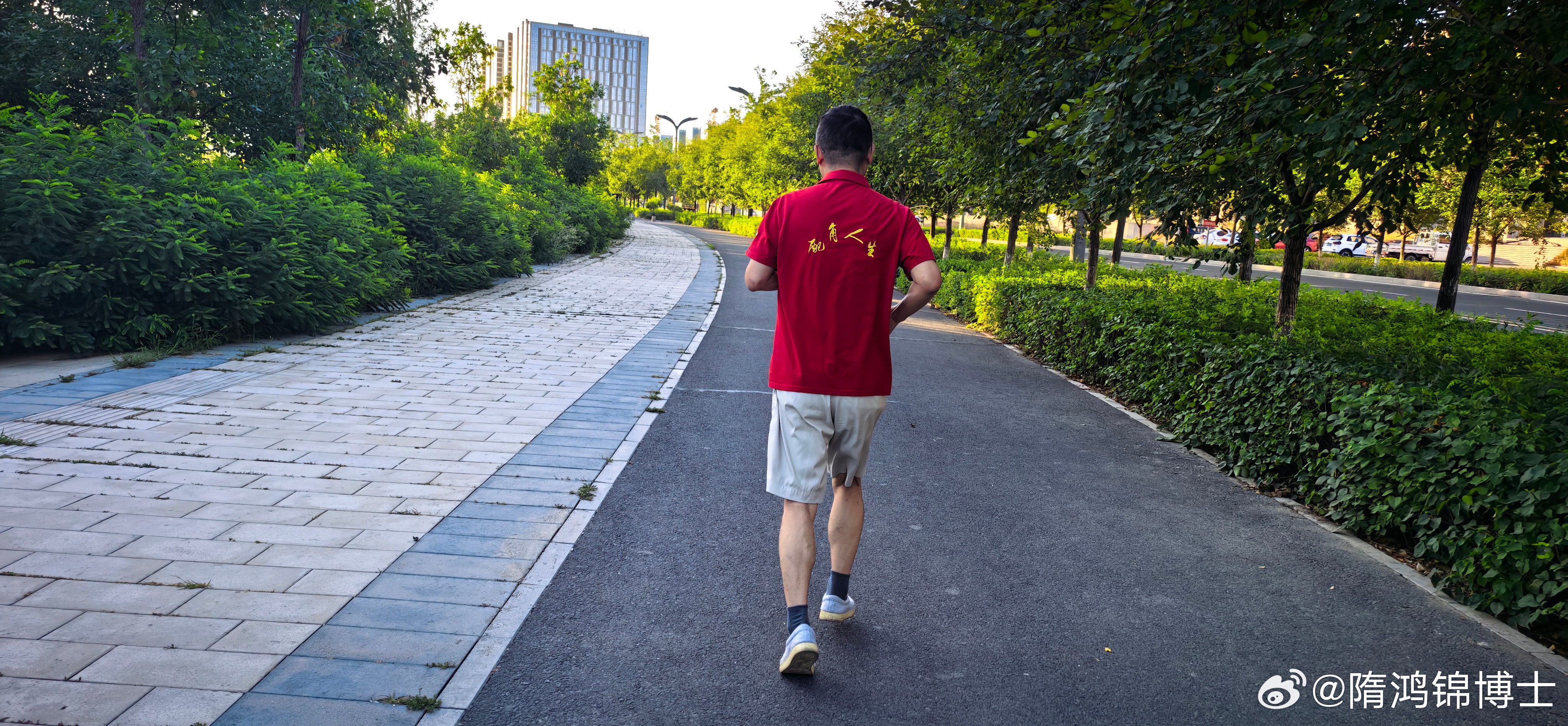 隋鸿锦晨跑 在乌鲁木齐晨跑。这里的早晨真凉快，适合跑步！ 乌鲁木齐