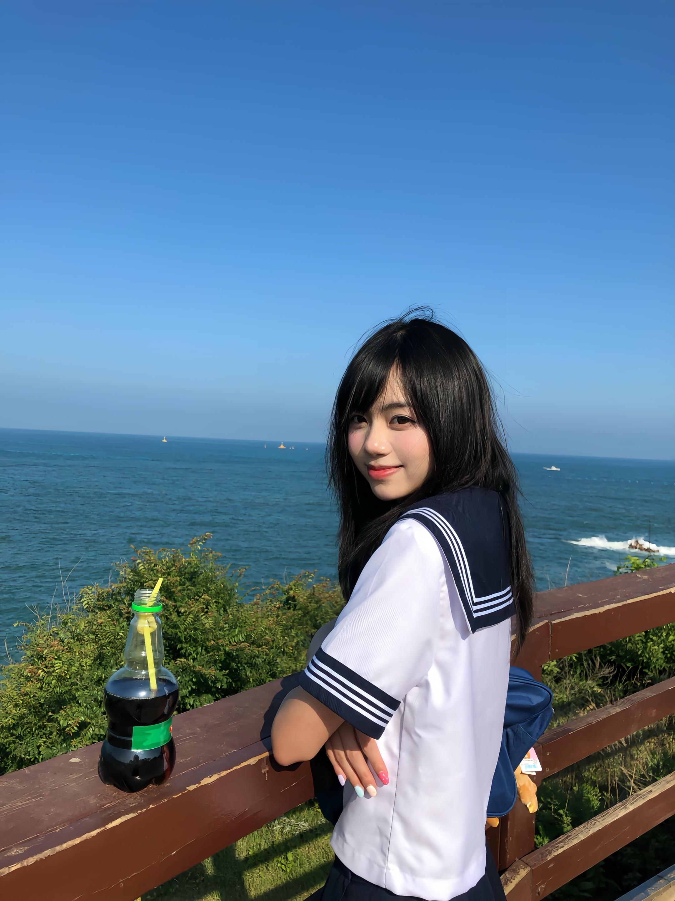 海 天 一 色。