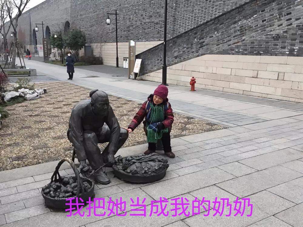 脑子里经常会想到奶奶，煮粥了常常想到小时候与奶奶一起睡觉时，每天清晨天还没有亮，