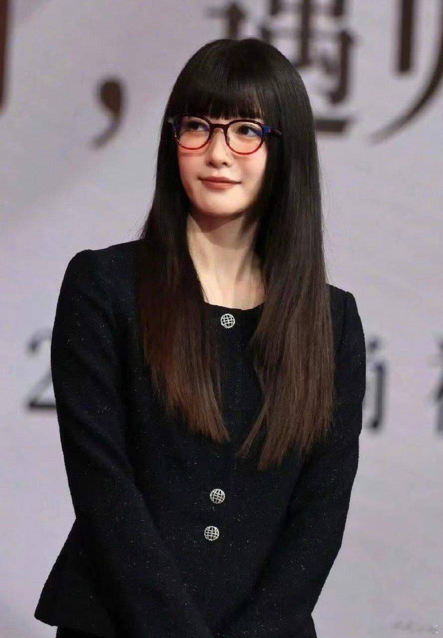 哇！这是江疏影？！差点没没认出来，新造型风格也太大胆了，有一种奇怪的味儿