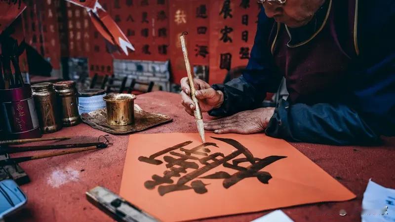 看到“门迎春夏秋冬福”这个上联，瞬间感觉这福气都要溢出屏幕了！这上联大气又吉祥，