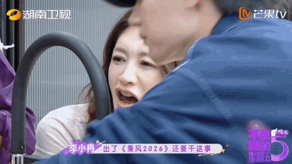 李小冉出乘风还得跳团舞不想睡的星期五群像新奇五夜务部要出战广场舞大赛，特别好奇他