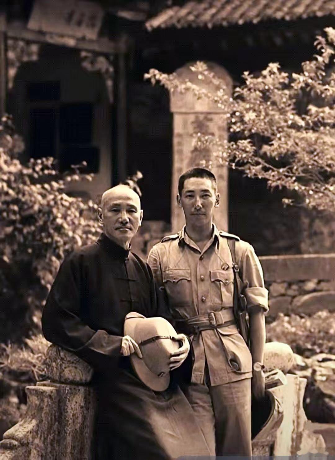 蒋  和蒋伟国在汉中留坝县张良庙。第一次来汉中是1944年5月7日，是为了主持黄