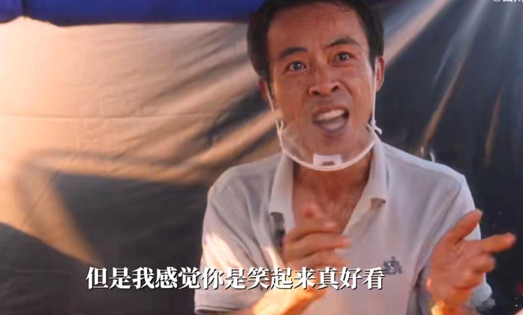 鸡排哥回应是否发财了很多人觉得它爆火应该赚了很多钱，但是这相当于计件活，赚的是辛