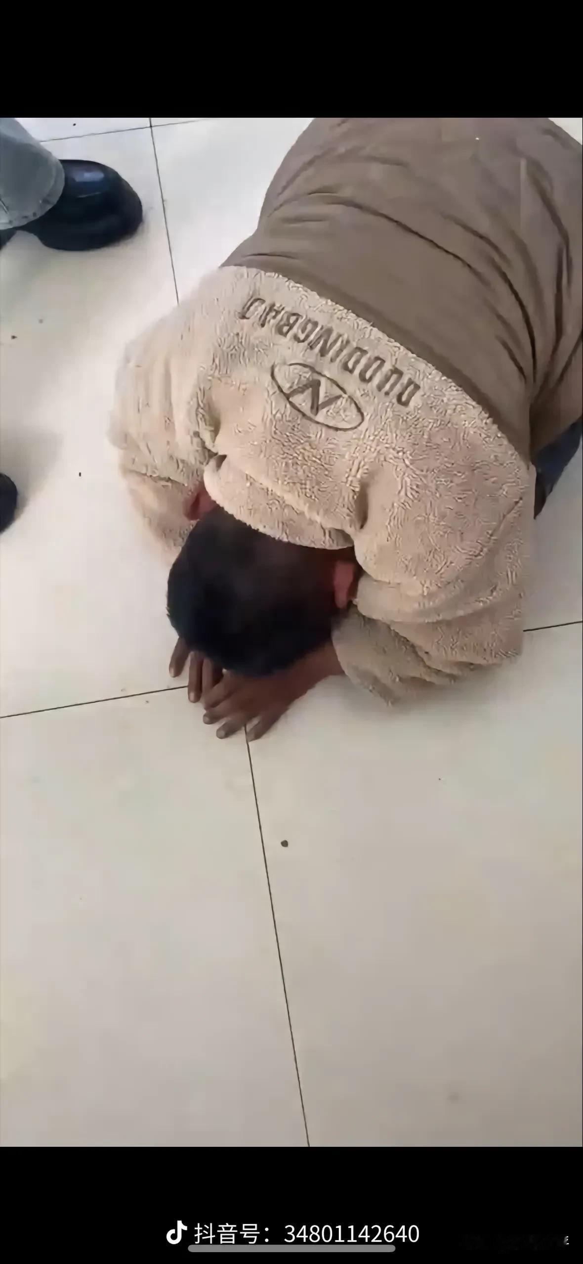 我们一次次愤怒，一次义愤填膺，却挡不住孩子一次次被伤害！谁最应该像这个孩子一样跪