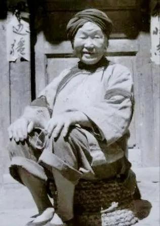 1943年，一个女乞丐正要出城，伪军怀疑她是地下党，竟让她当众脱下衣服，这时，女