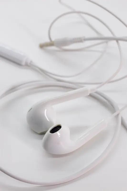 被打入“冷宫”快10年的有线耳机如同一位沉寂多年后突然复出的“歌坛老将”，意外走