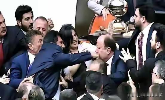 大快人心！欧盟无凭无据恶意制裁中企，中国硬核对等反制，对方彻底内讧
 
近期国际