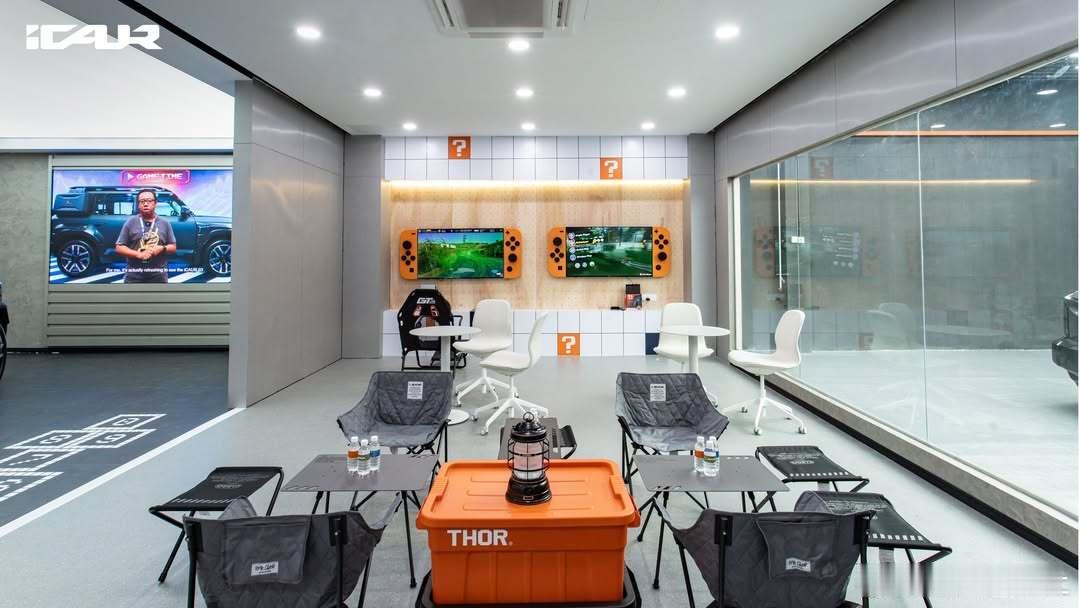海外的iCAR店长的像潮牌店这颜色有意思了 这种服务体验国外很难有，大家感受一下
