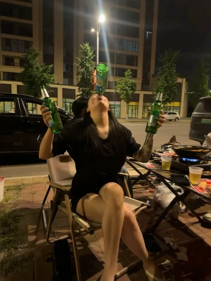 小姐姐酒量惊人