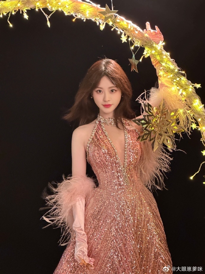 祝绪丹 粉色花嫁 祝绪丹身着粉色花嫁礼服，鬓边小花点缀，甜软如樱花蛋糕，这般甜妹