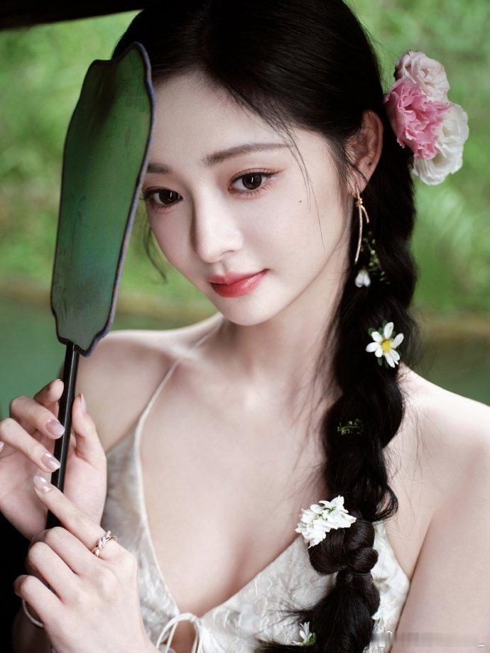周洁琼东方美学这一块周洁琼身上的东方韵味周洁琼亮相芭莎艺术年度美学盛典，一身新中