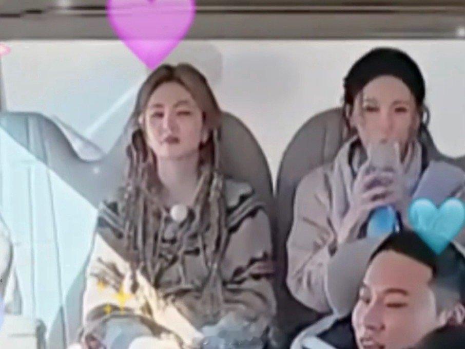 沈羽洁假装亲白鹿哈哈哈哈哈就是说沈羽洁也太可爱了啊，坐在白鹿旁边，喝了一口饮料之