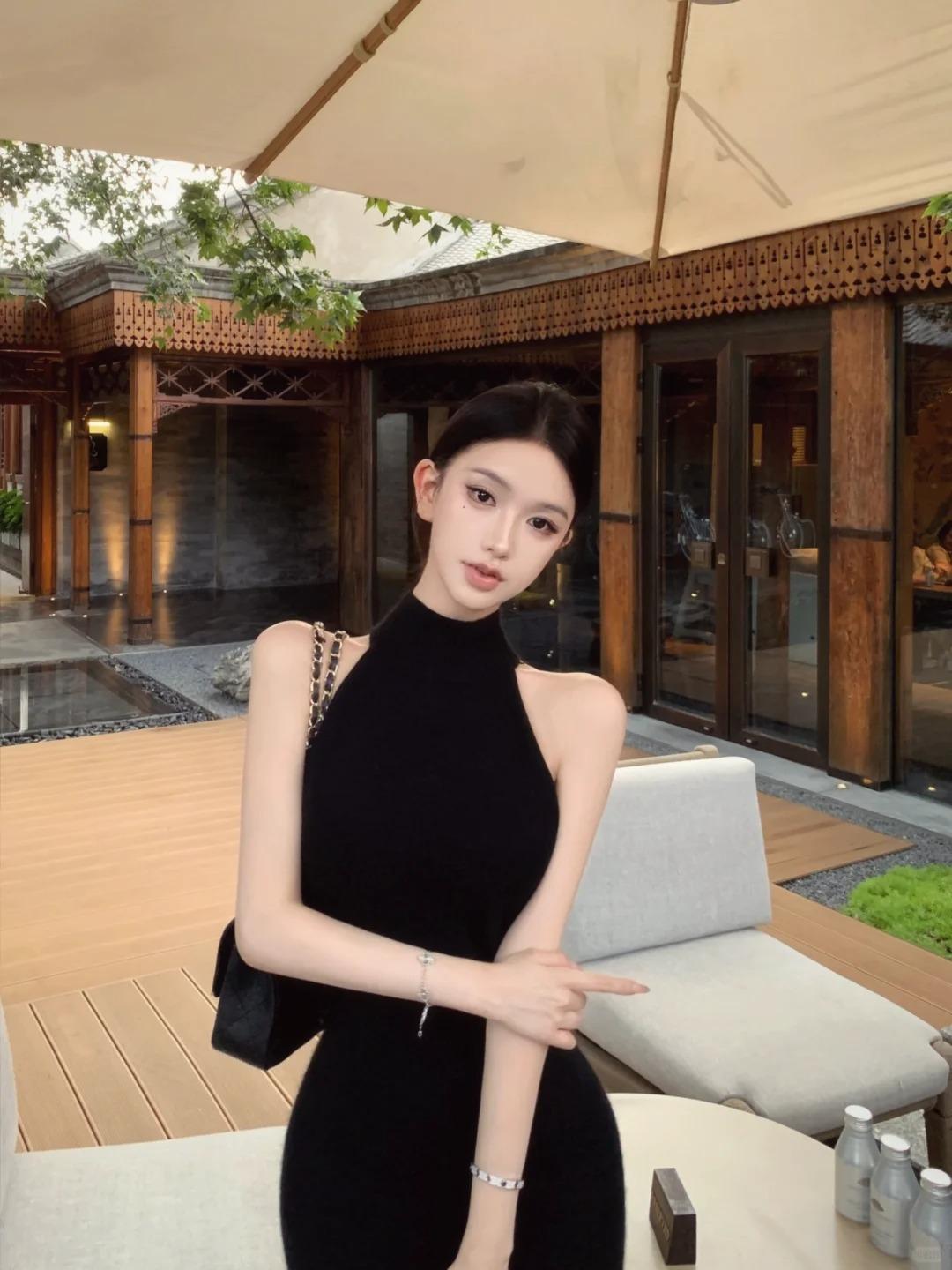 五官饱满成熟的00后少女，唇线的轮廓如鎏金线条的精描，清晰分明却不尖锐，唇色嫣红