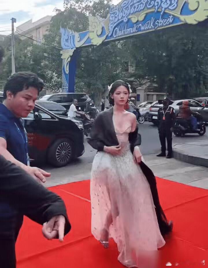 杨超越这裙子，国内根本不敢穿柬埔寨电影节红毯，她直接上了越南高定，钻饰抹胸，腰腹