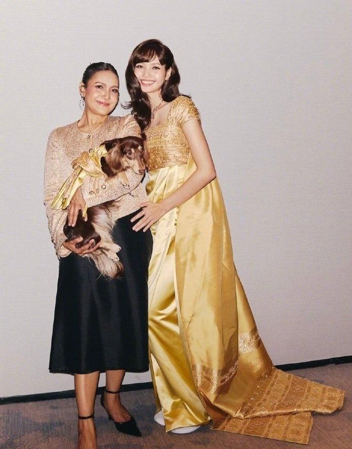 看到Lisa与妈妈的合照，深深感受到基因传承的魅力。妈妈优雅自信的气质浑然天成，