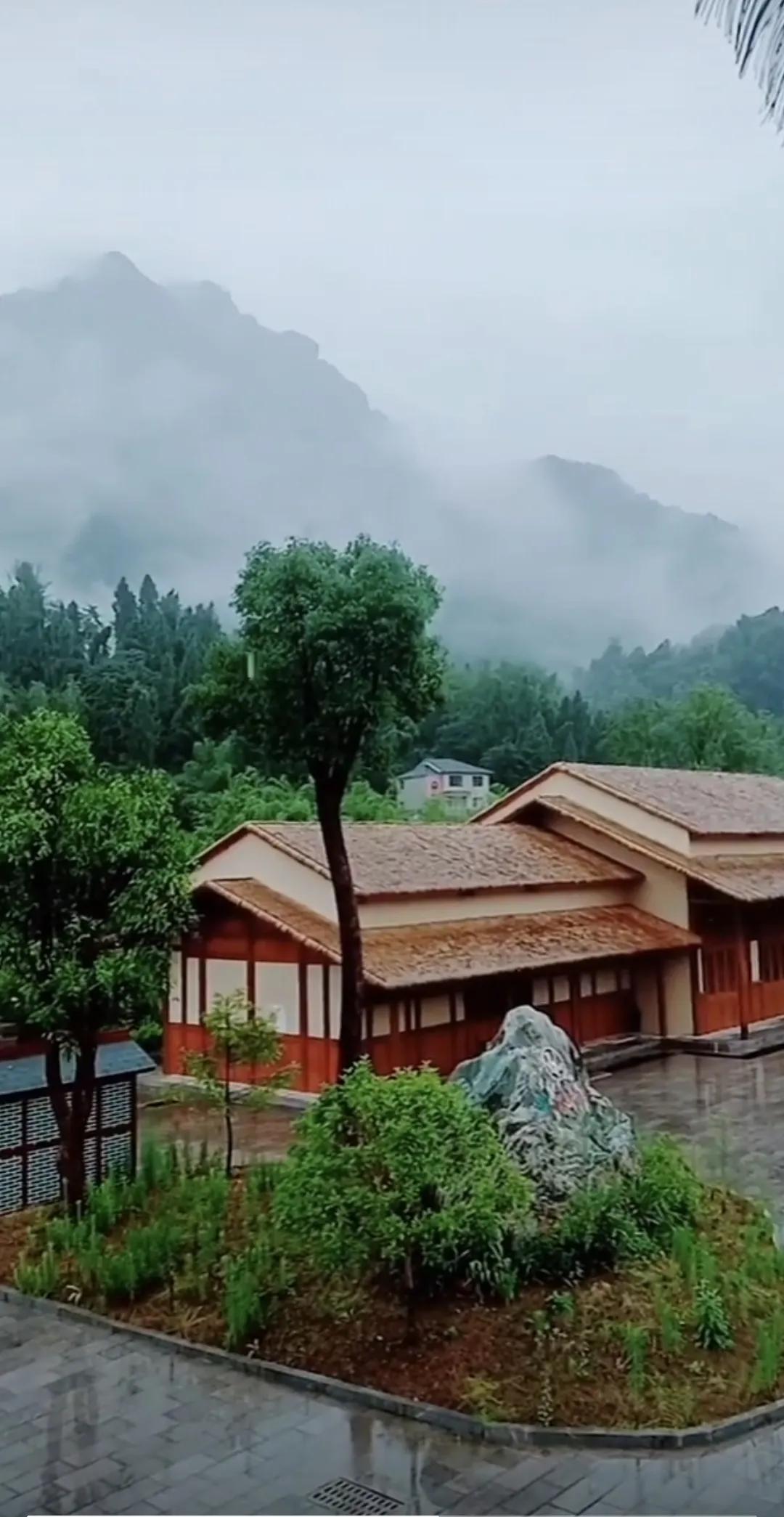 秋雨绵绵，你的好运如是；秋收忙忙，你的事业如是；秋波频来，你命带桃花。只是不知一