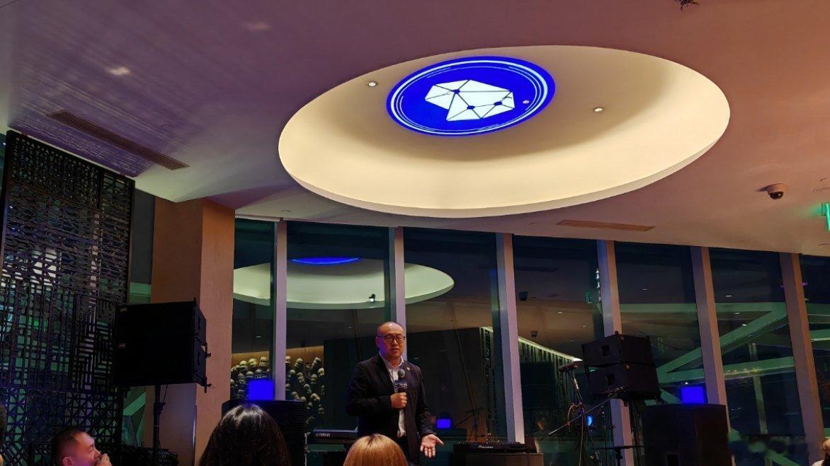 我们年初聊到一种可能性，刚才地平线的余凯博士给印证了，那我可能不久就要失业了那时