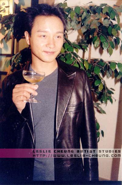 张国荣  1999年5月7日，担任朋友红馆尾场演出嘉宾。庆功宴上，一起开香槟庆祝