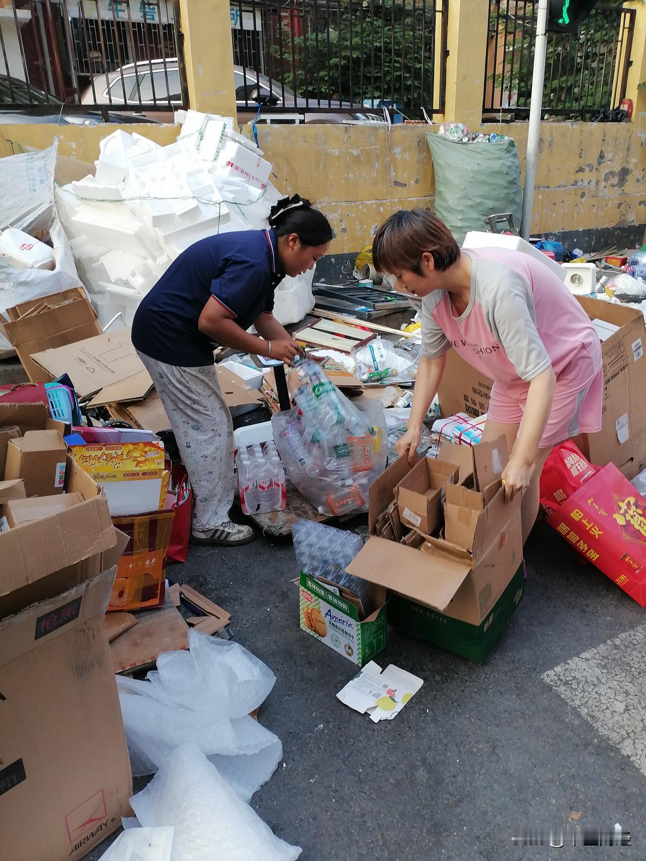 分享一下你随手拍下的照片劳动最光荣，这是收废品的，从早上八点干到晚7点，也不容易