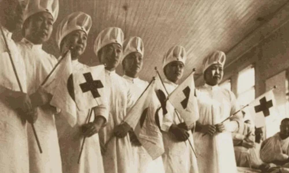 1946年2月，吉林通化红十字医院的400名女护士用喂毒药、掐脖、操作手术刀和剪