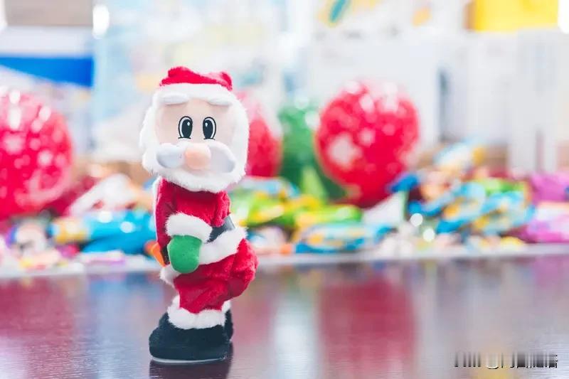 过几天就是圣诞节了，同事们在聊着给孩子买礼物的事，我在一旁微笑听着，不禁想起了那