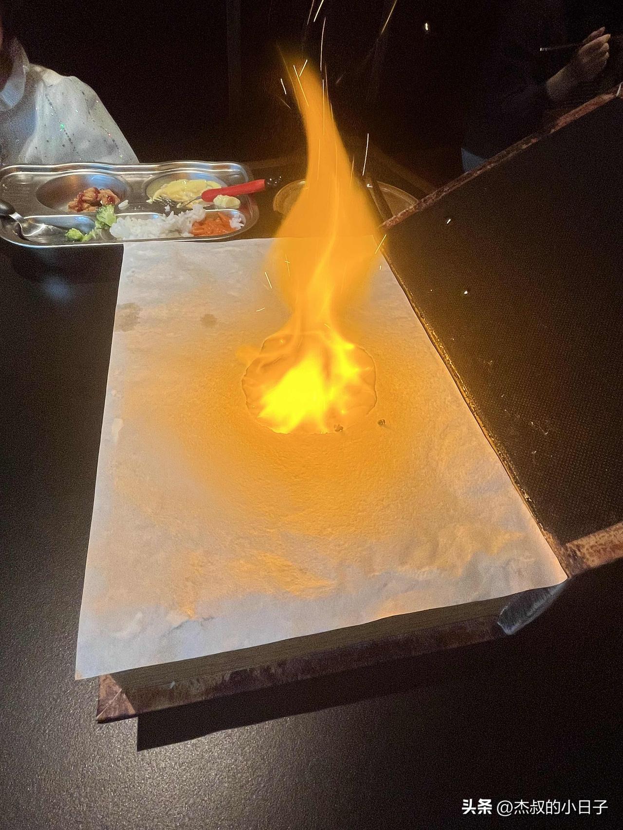 我猜你没见过！
麻六记的上菜仪式感！这花活儿～

你看看，这个是吃饭的动作吗？不