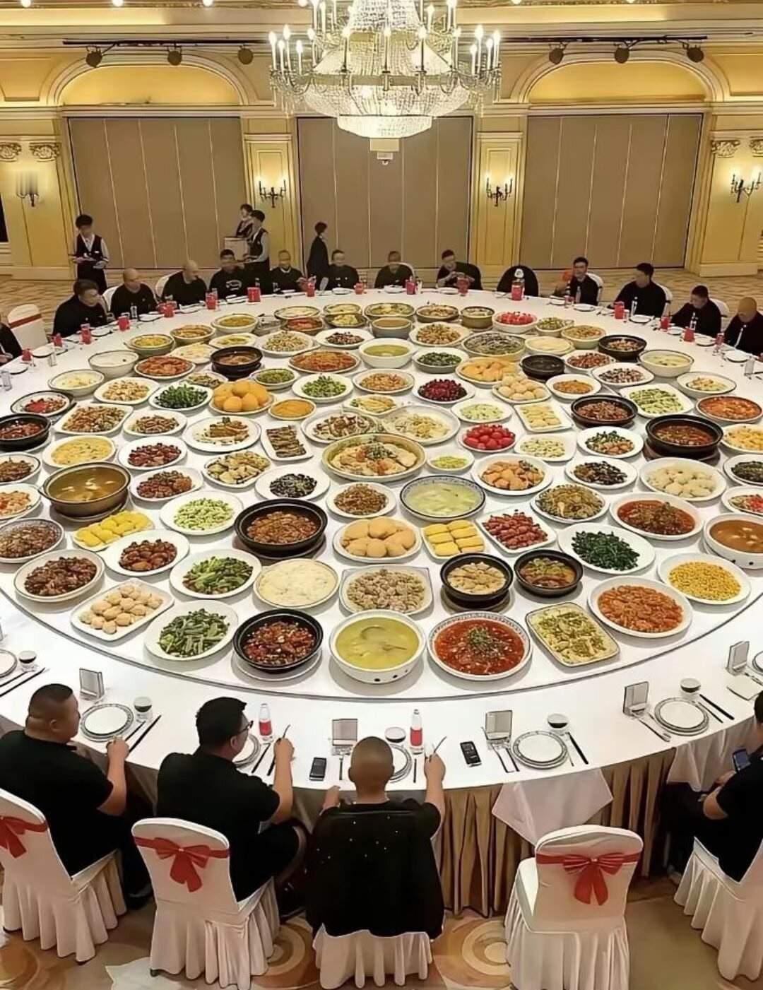 这么大的桌子吃饭
还是觉得八人桌，家里就这种的，要不十人桌最好。
我就说这种桌子