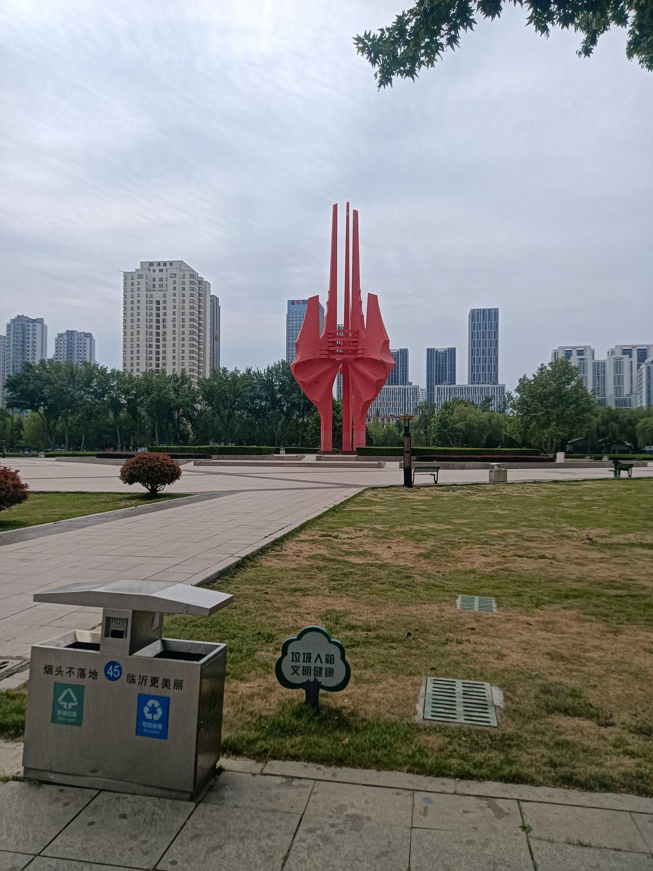 见解独到
藏头诗
文/李兴伟
见地彰显学识广，
解困之法显独妙。
独思妙想藏玄机
