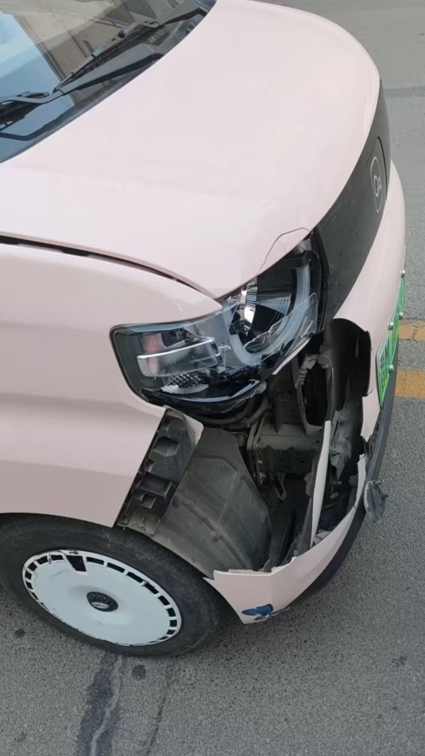 朋友刚提半年的问界M8被追尾了，，前车急刹，她刹住了，后车没刹住怼了左屁股上，剁