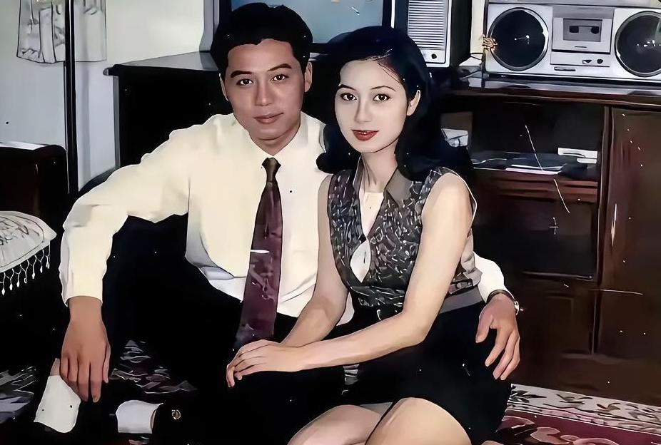 看着这张泛黄的老照片，你有没有瞬间被拉回那个纯真年代？八十年代的浪漫，没有滤镜却