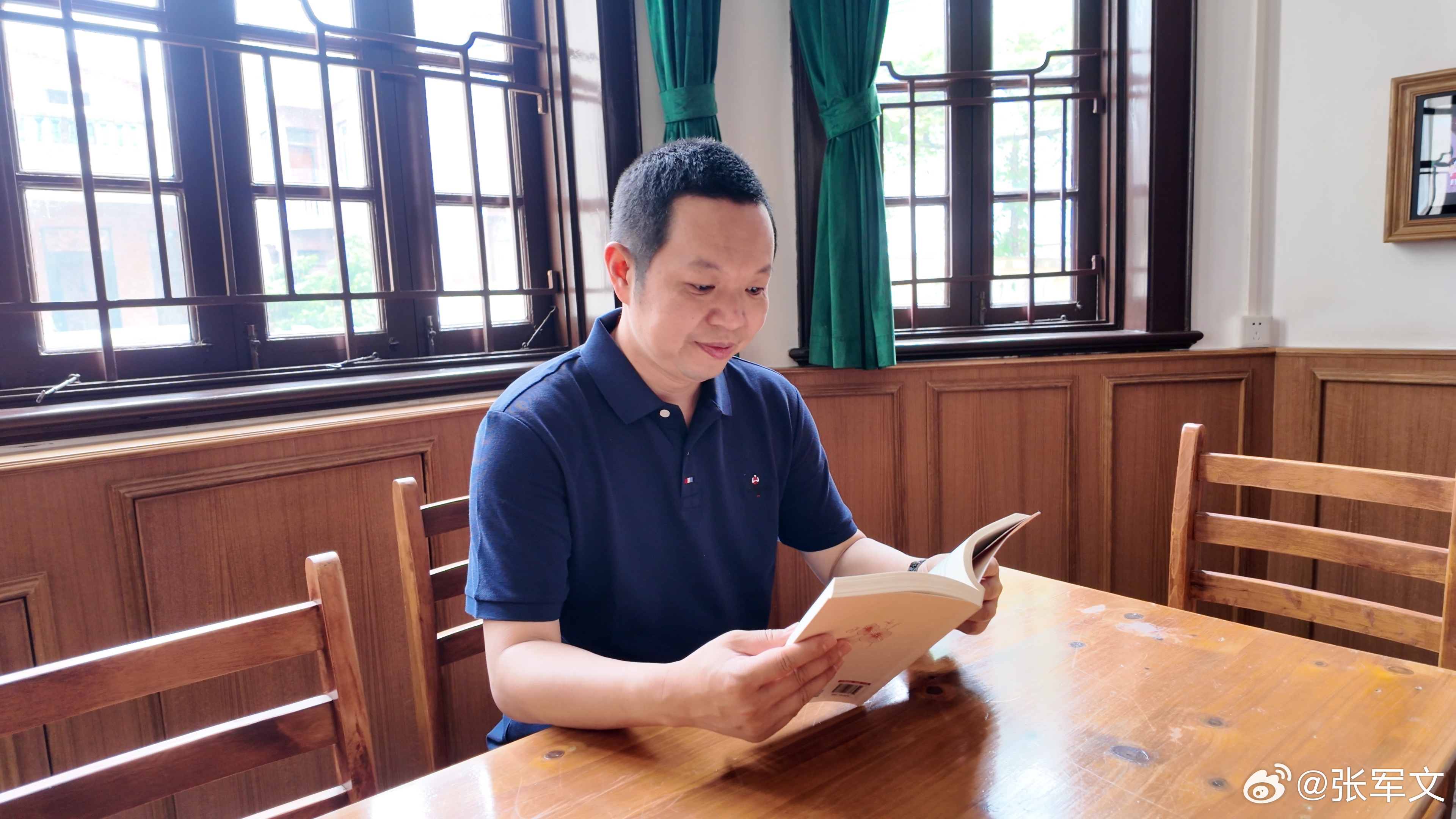 一个人的底气藏在读过的书里我的私人宝藏书单书评  读完史铁生《我与地坛》，心里满