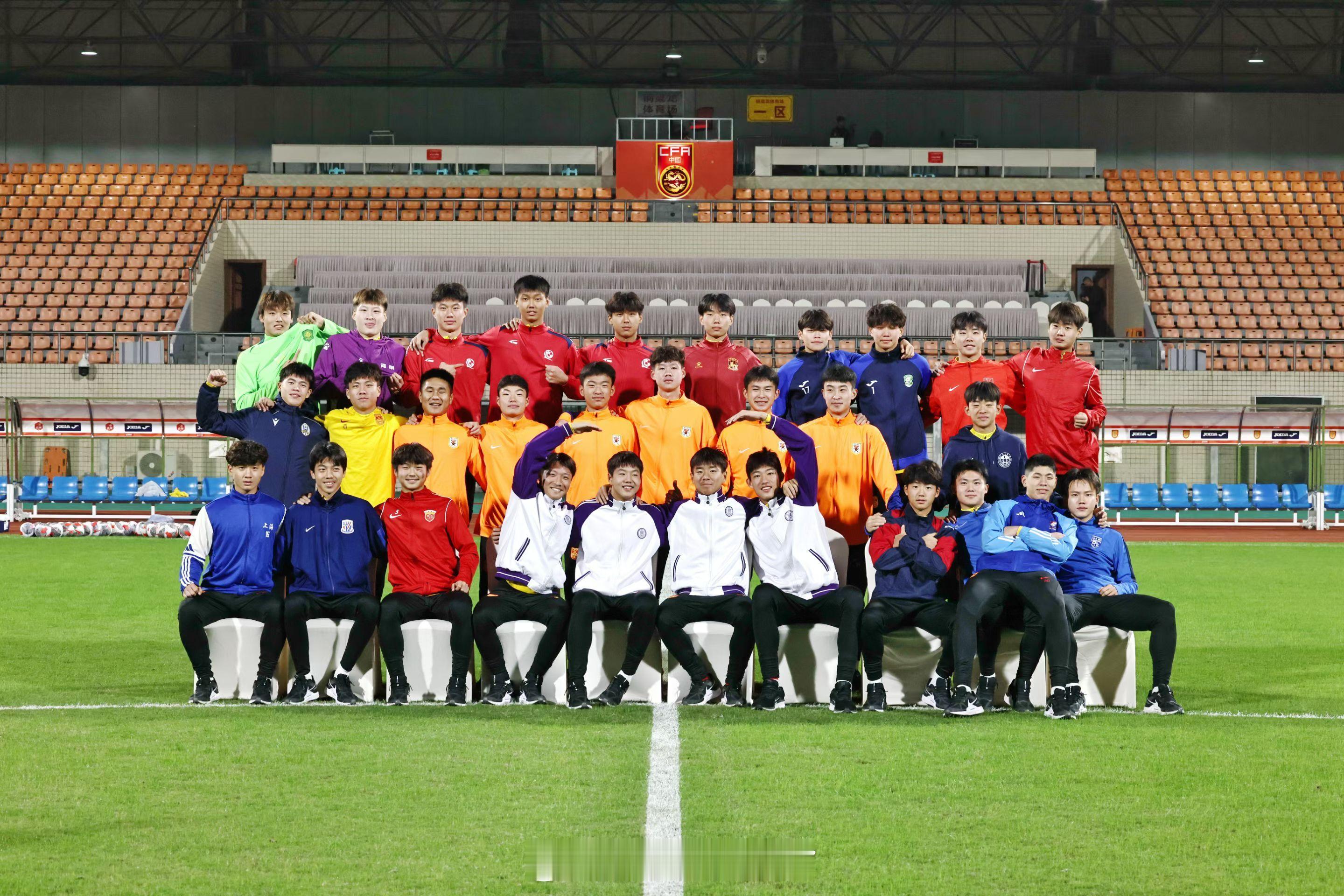 今天看到了昨天U17亚预赛结束后的一张大合影 左上角的那个孤单的绿色身影 真是让