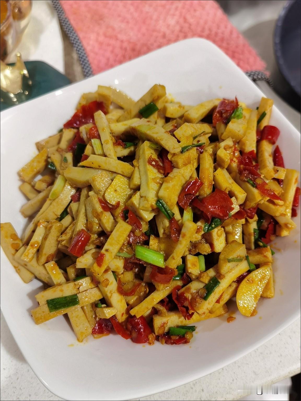 家家户户每天都得用，一分一毫的涨幅，普通人家过日子都能感觉到压力。