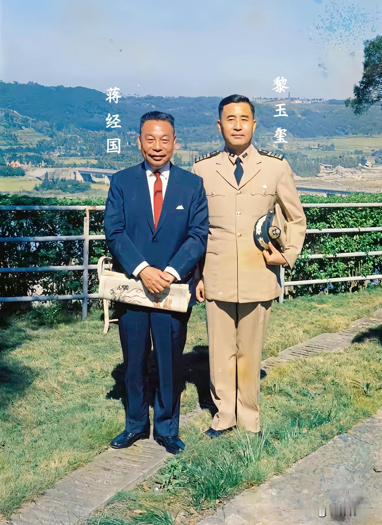 这是蒋经国和黎玉玺在台北的一张合影老照片，拍摄于上世纪六十年代。这可不是演戏，也
